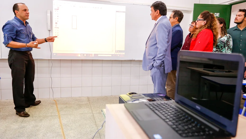 Governador visita sala de aula com lousa eletrônica