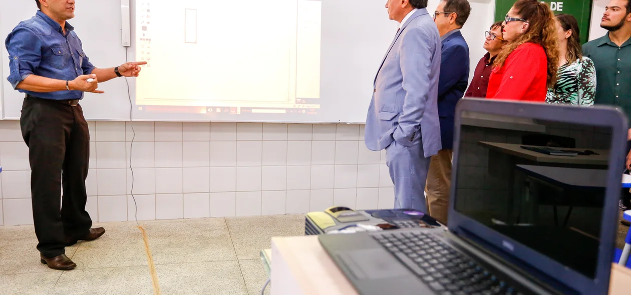 Governador visita sala de aula com lousa eletrônica