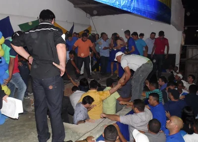 Políticos caem em buraco após palanque desabar no Ceará