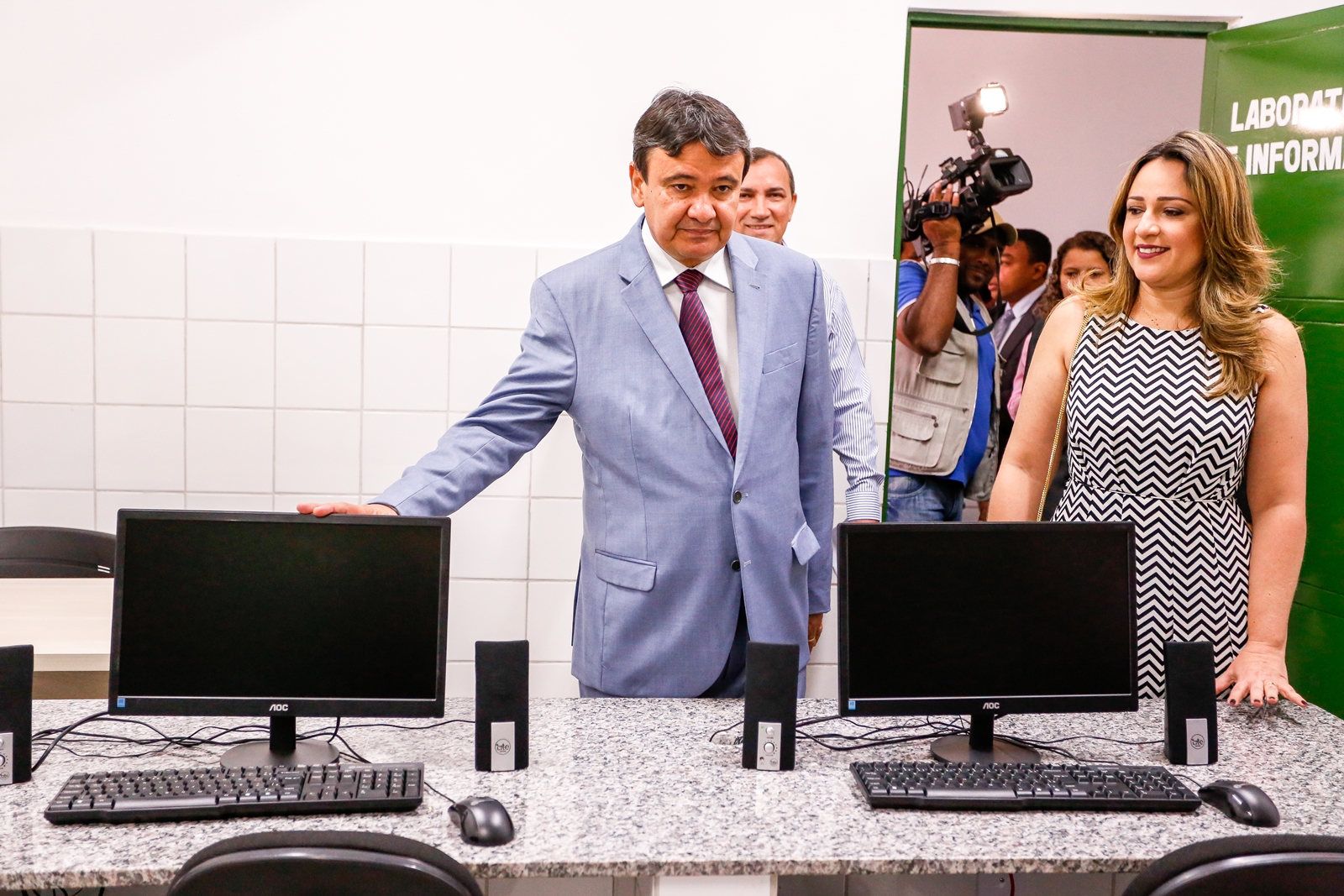 Wellington e Rejane dias visitam sala de Informática da U.E.Helvídio Nunes