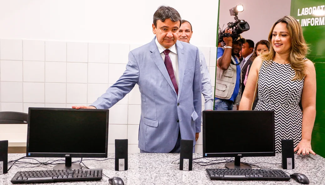 Wellington e Rejane dias visitam sala de Informática da U.E.Helvídio Nunes