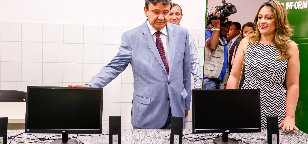 Wellington e Rejane dias visitam sala de Informática da U.E.Helvídio Nunes