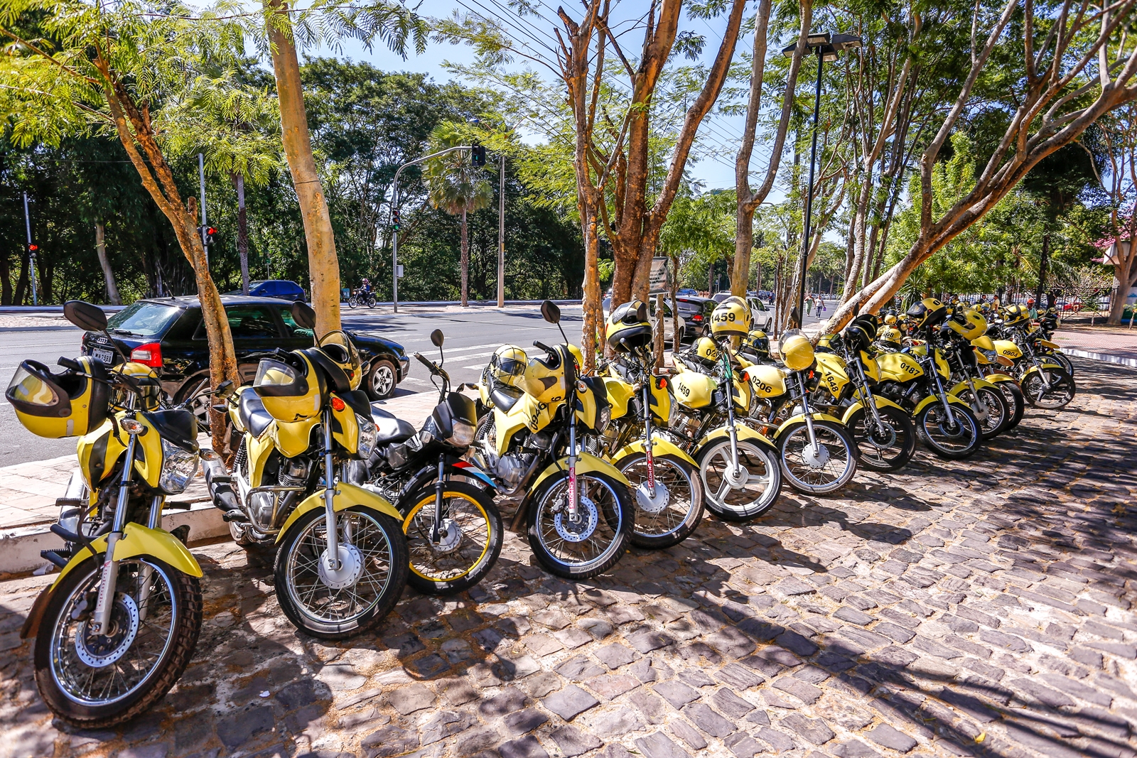 Mototaxistas fazem protestos na frente da Câmara dos vereadores