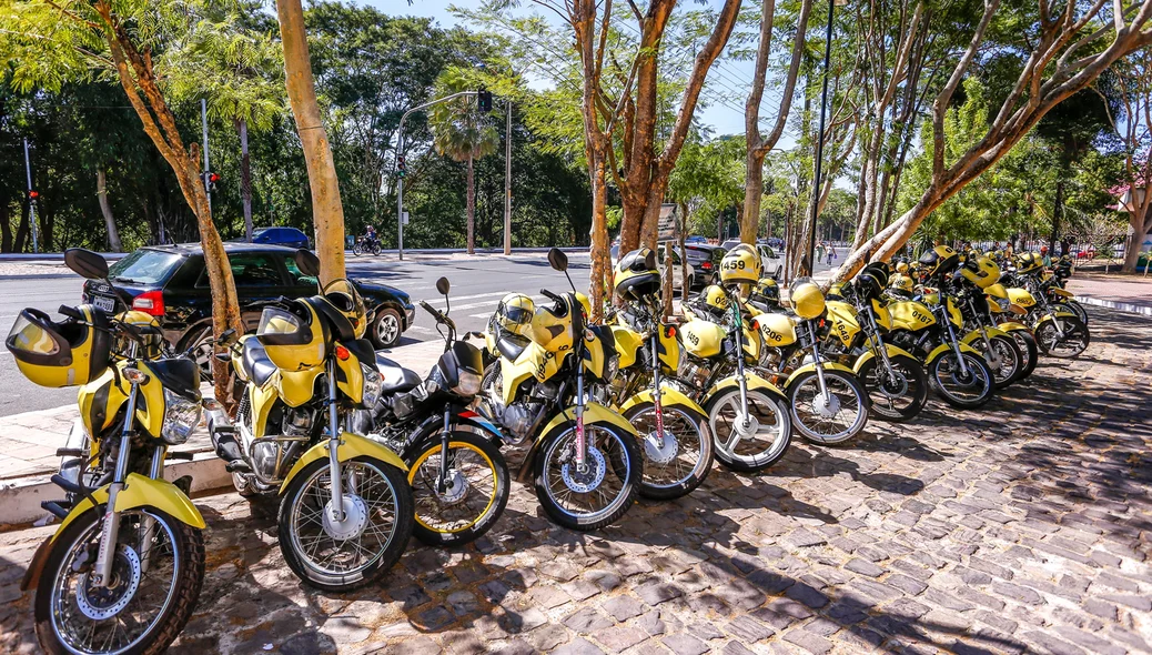 Mototaxistas fazem protestos na frente da Câmara dos vereadores