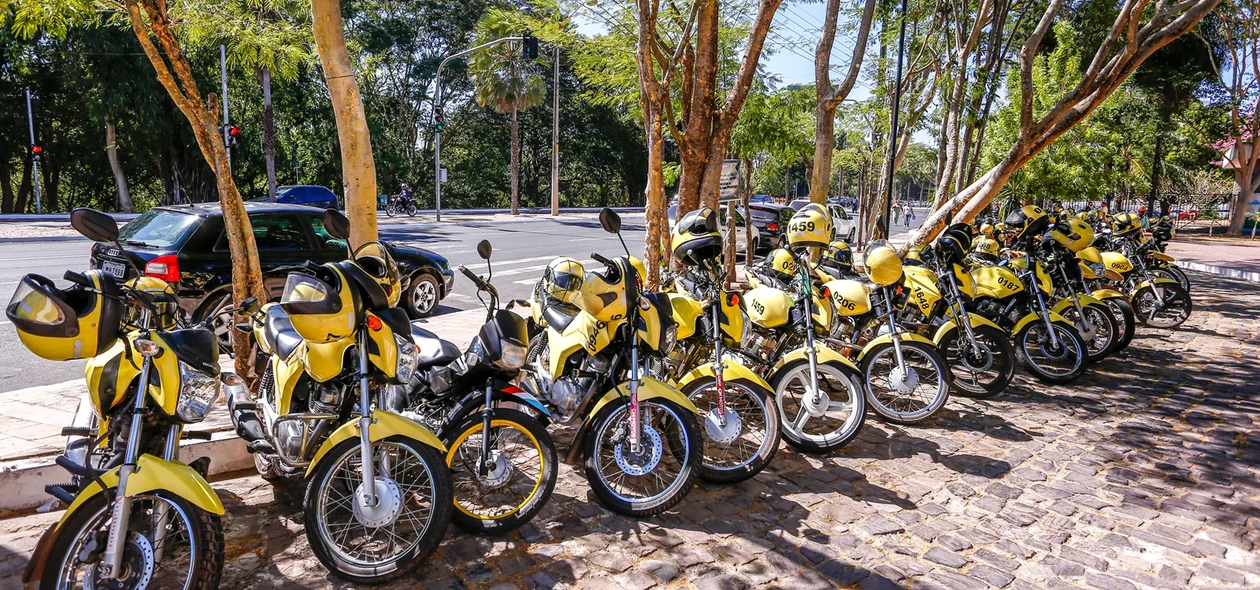 Mototaxistas fazem protestos na frente da Câmara dos vereadores