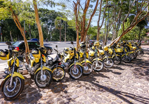 Mototaxistas fazem protestos na frente da Câmara dos vereadores