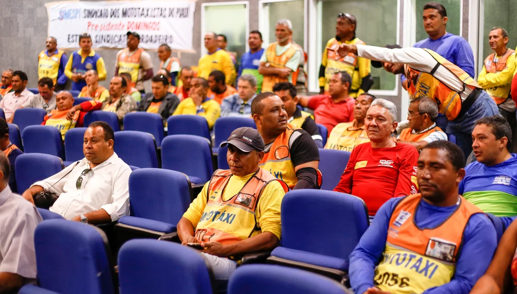 Mototaxistas protestam na câmara