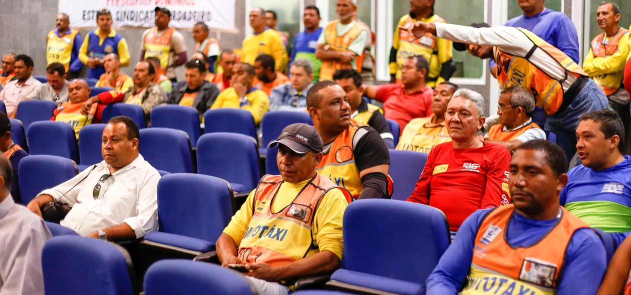 Mototaxistas protestam na câmara
