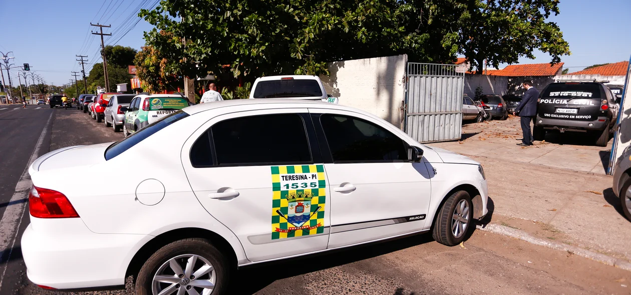 Taxi apreendido na operação