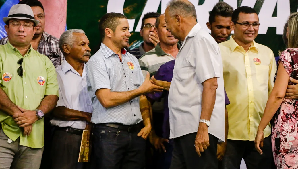 Dr.Pessoa cumprimenta o pré-candidato a vereador  Genevaldo Silva