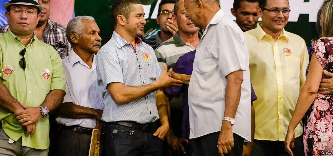 Dr.Pessoa cumprimenta o pré-candidato a vereador  Genevaldo Silva