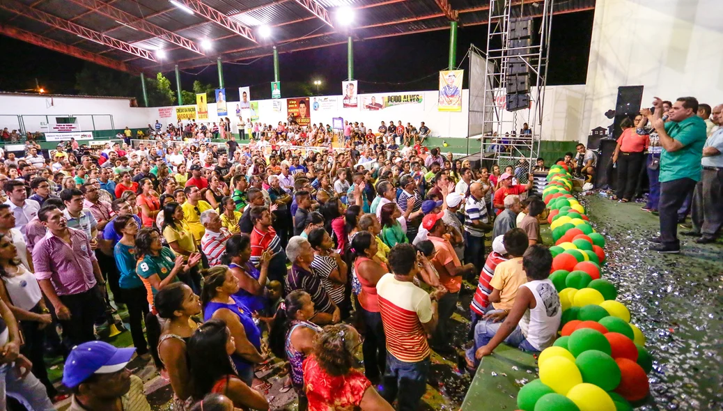 Júnior carvalho fala para seus eleitores durante convenção do PMDB 