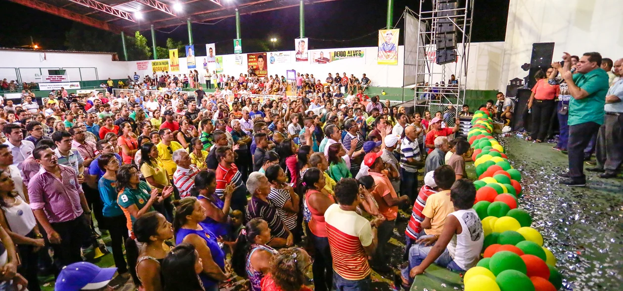 Júnior carvalho fala para seus eleitores durante convenção do PMDB 