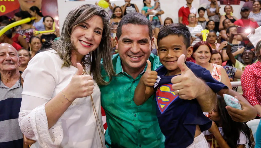 Júnior Carvalho tira foto com criança