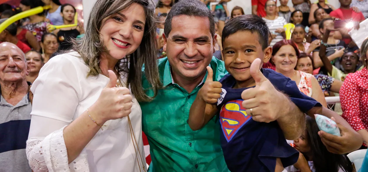 Júnior Carvalho tira foto com criança