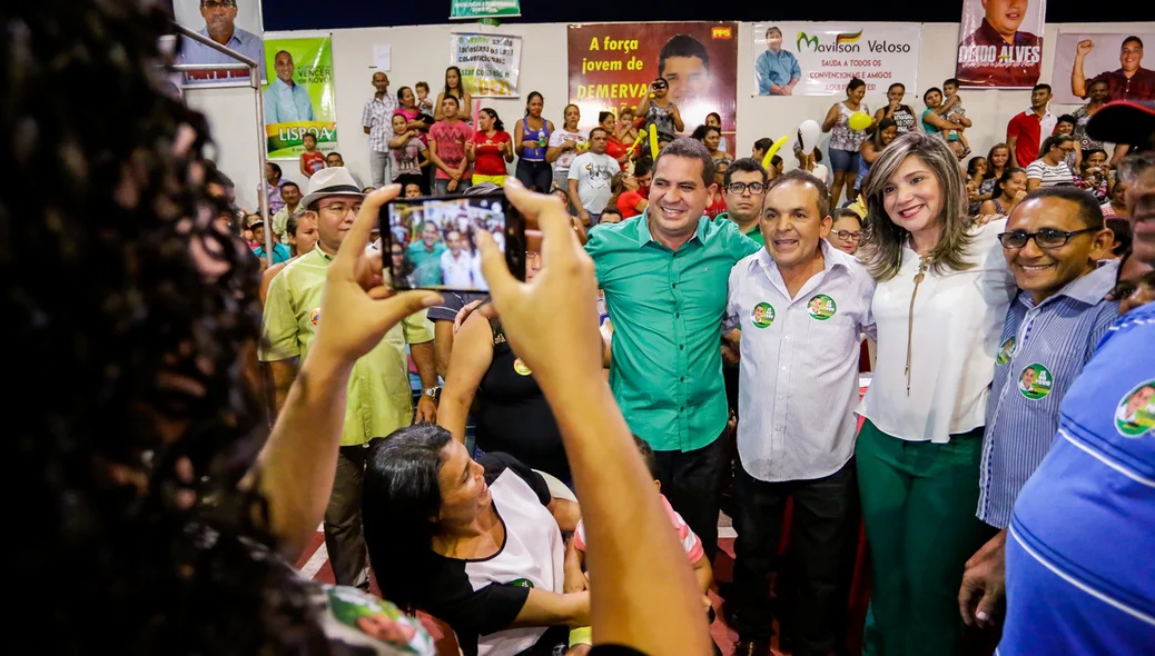 Júnior Carvalho tira foto com seus eleitores