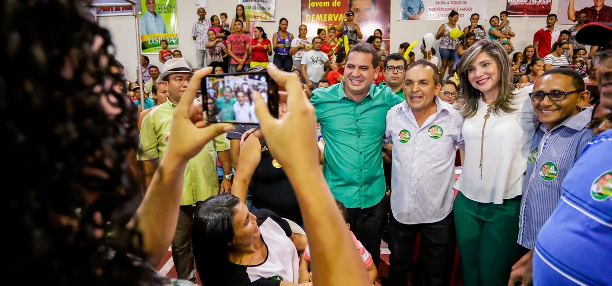 Júnior Carvalho tira foto com seus eleitores