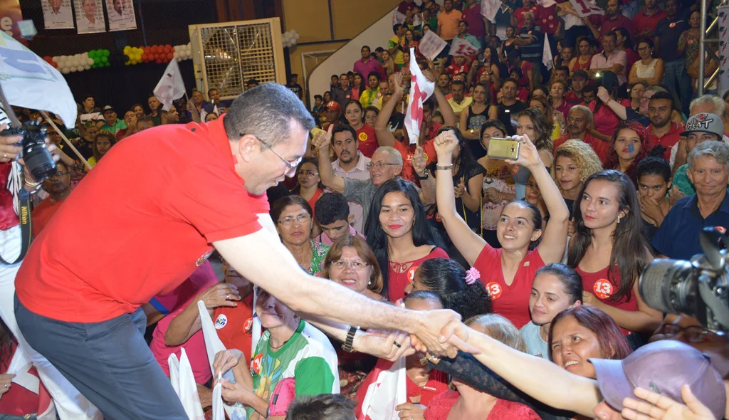 Padre Walmir é cumprimentado pelo povo.