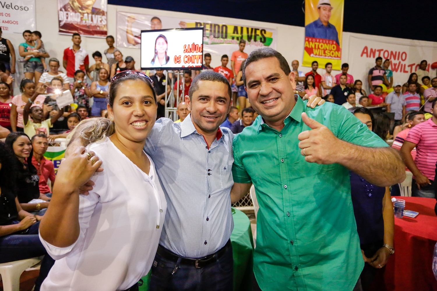 Prefeito Júnior Carvalho  tira foto com o pré-candidado a vereador Genevaldo Silva