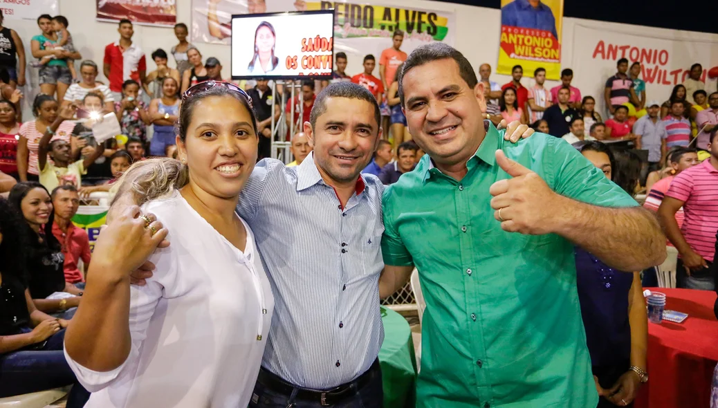 Prefeito Júnior Carvalho  tira foto com o pré-candidado a vereador Genevaldo Silva