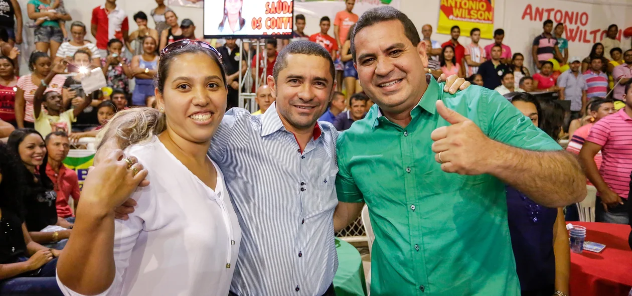 Prefeito Júnior Carvalho  tira foto com o pré-candidado a vereador Genevaldo Silva