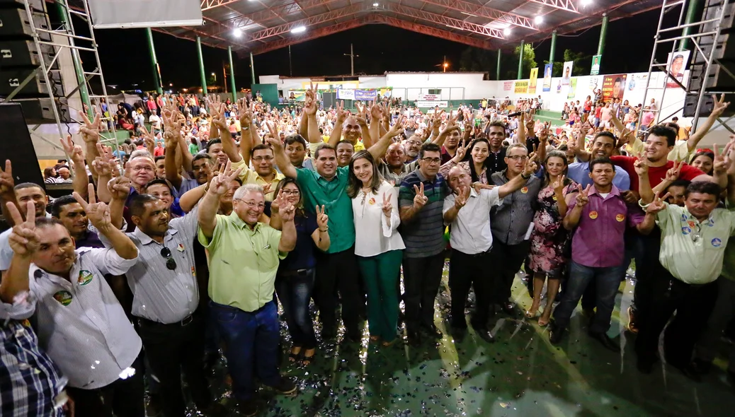 Prefeito Júnior Carvalho tira foto com os Pré-candidatos a vereador de Demerval Lobão