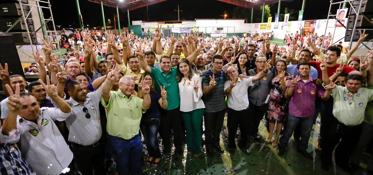 Prefeito Júnior Carvalho tira foto com os Pré-candidatos a vereador de Demerval Lobão