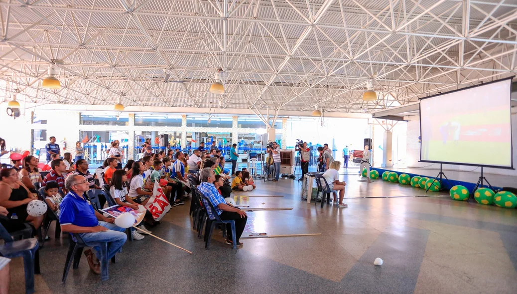 Amigos e familiares assitem a luta de Sarah Menezes