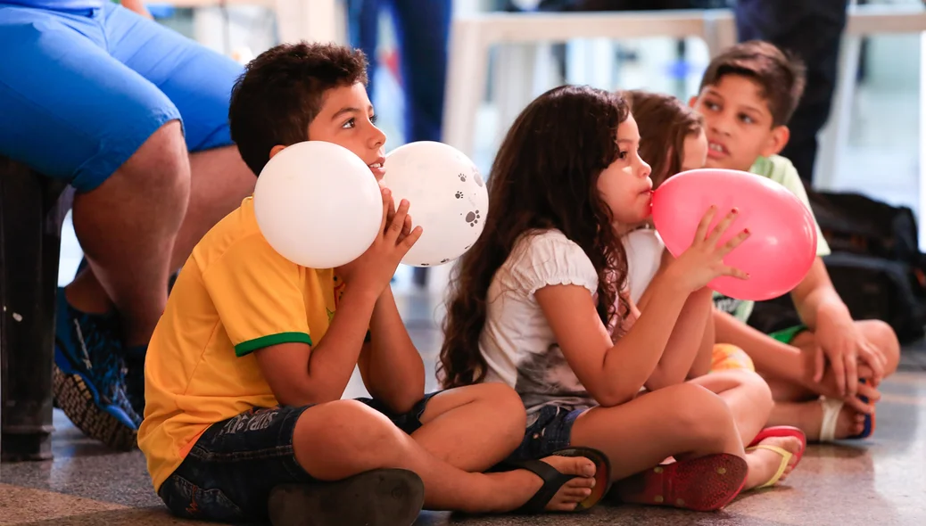 Crianças assistindo a luta de Sara Menezes