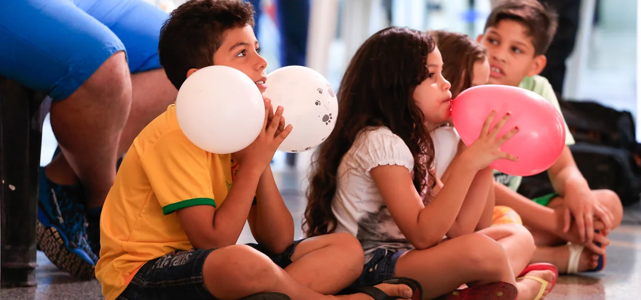 Crianças assistindo a luta de Sara Menezes