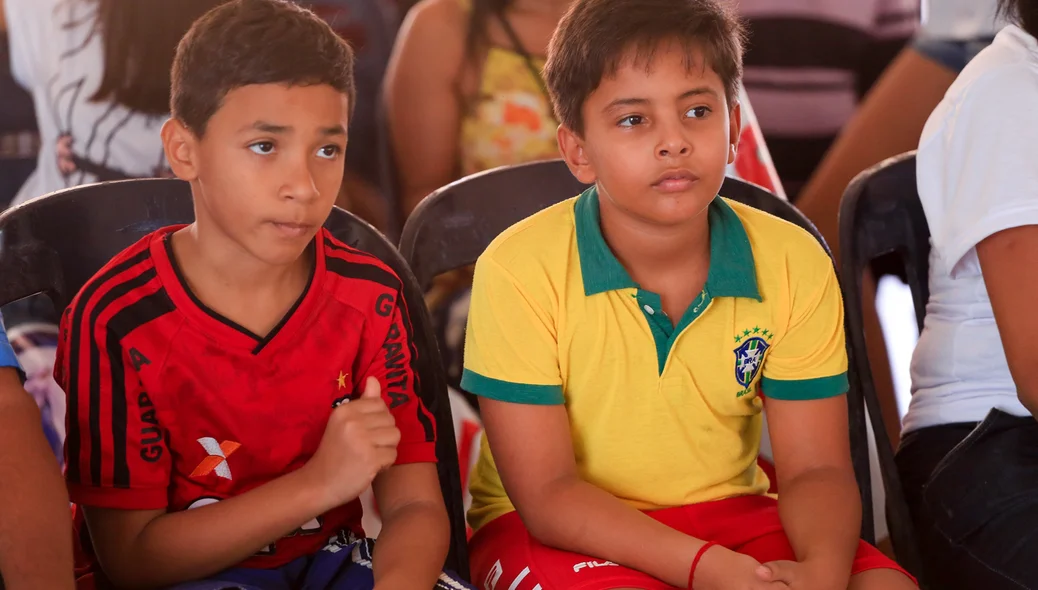 Crianças concentradas na luta 