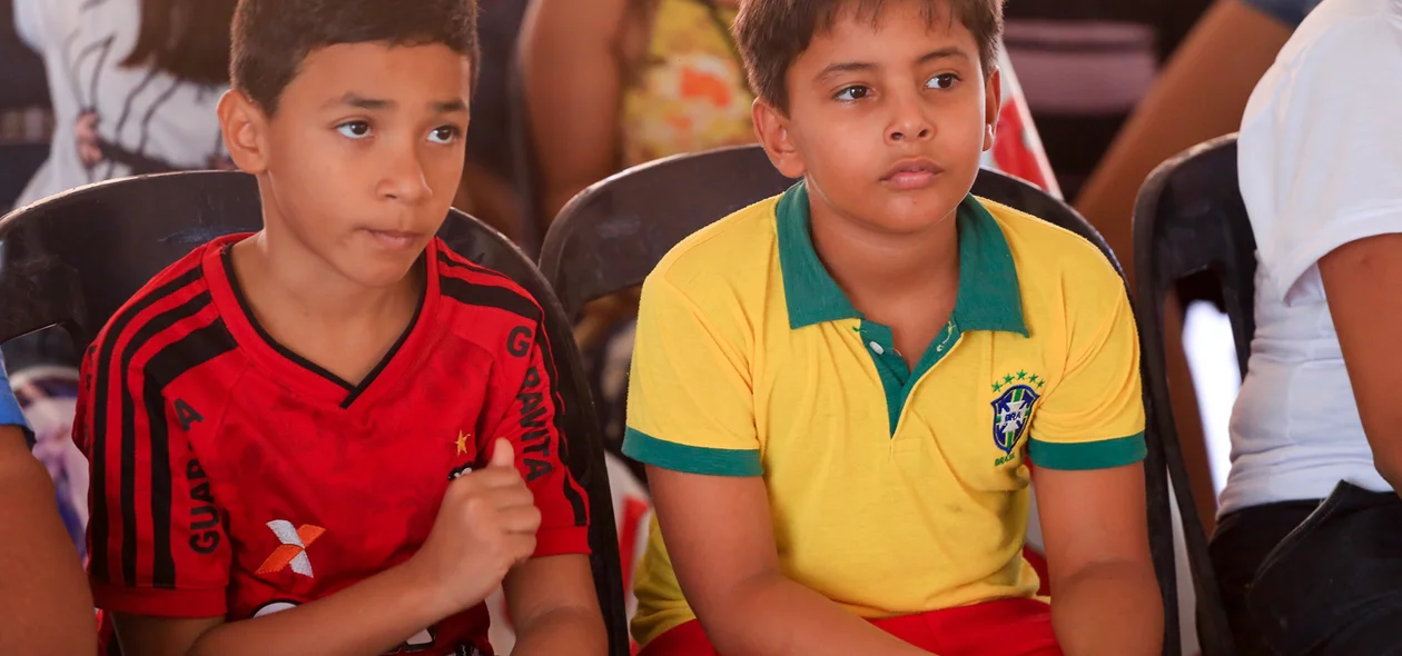 Crianças concentradas na luta 