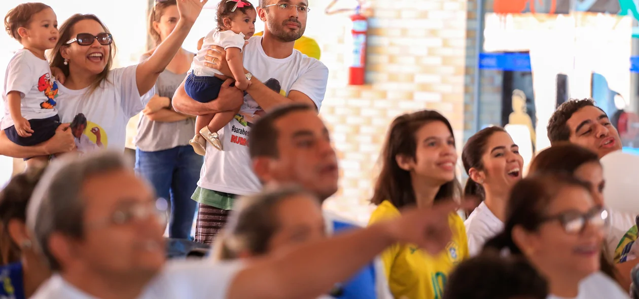 Crianças de colo também assistiram a luta de Sarah