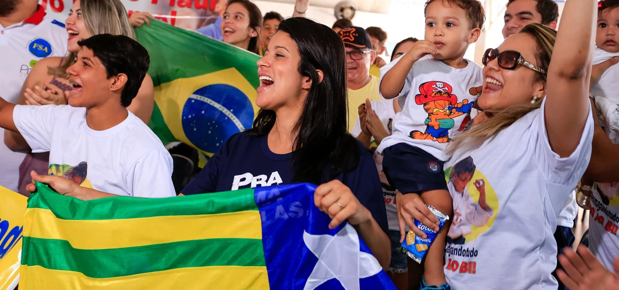 Familiares e amigos na torcida por Sarah Menezes