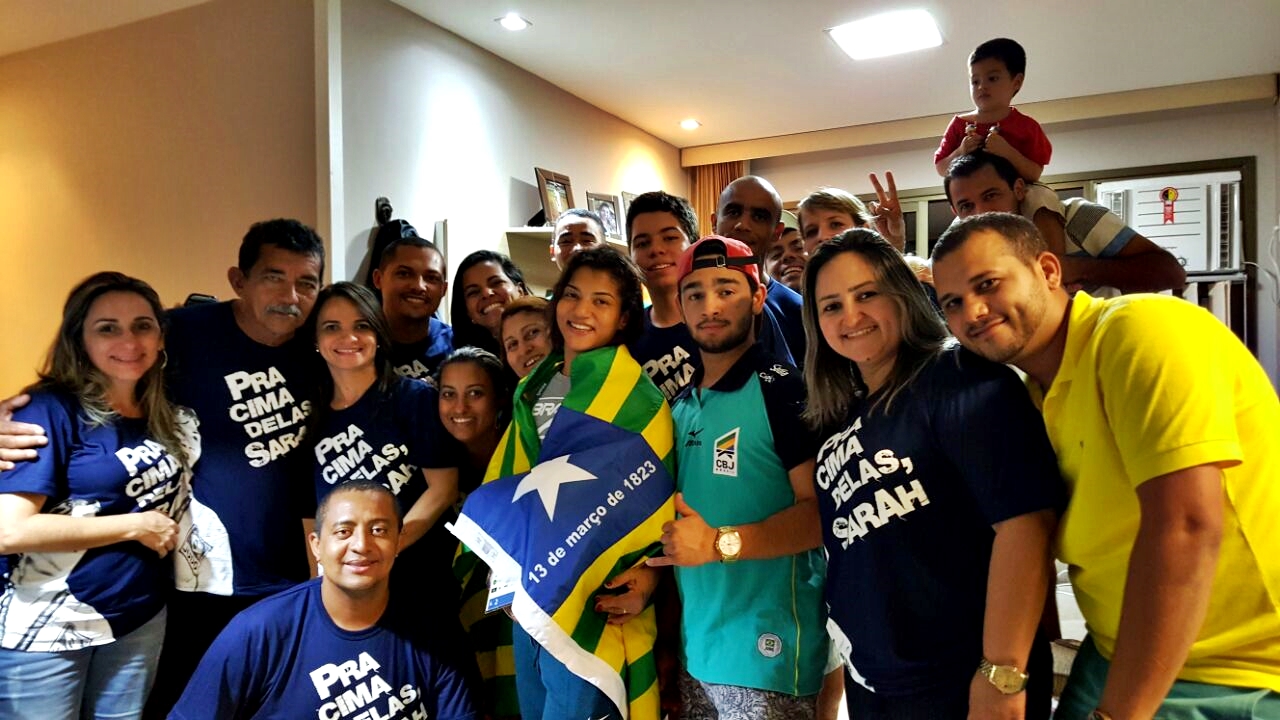 Sarah Menezes com familiares