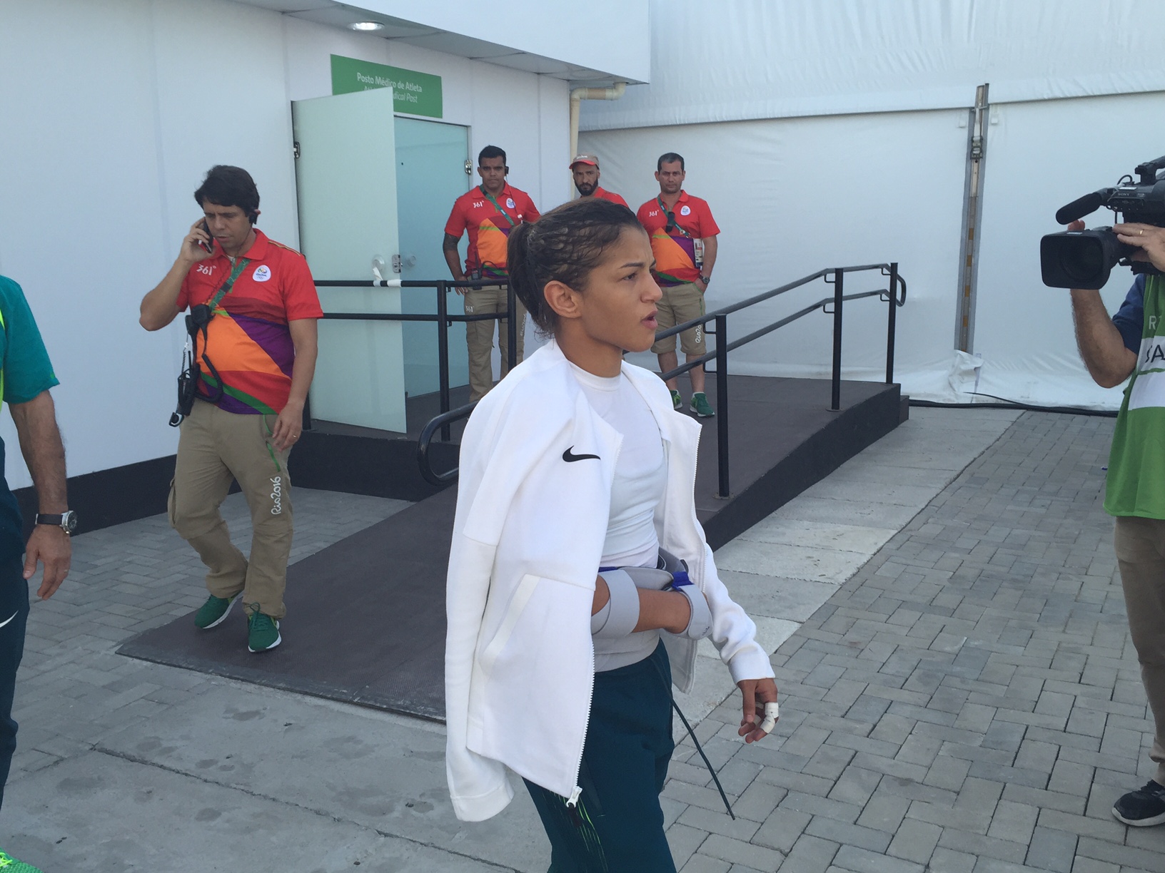 Sarah Menezes indo para a policlínica da Vila Olímpica