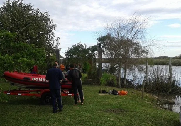 Criança cai em rio ao caçar pokémon