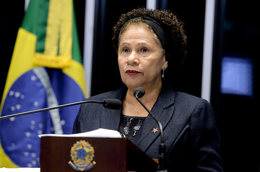 Regina Souas em discurso no Senado