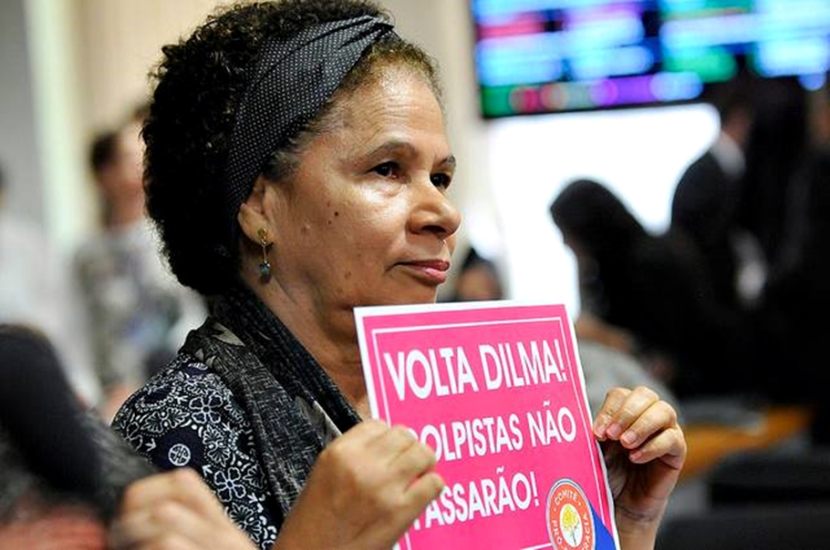 Regina Sousa em sessão que analisa o parecer da comissão especial no Senado