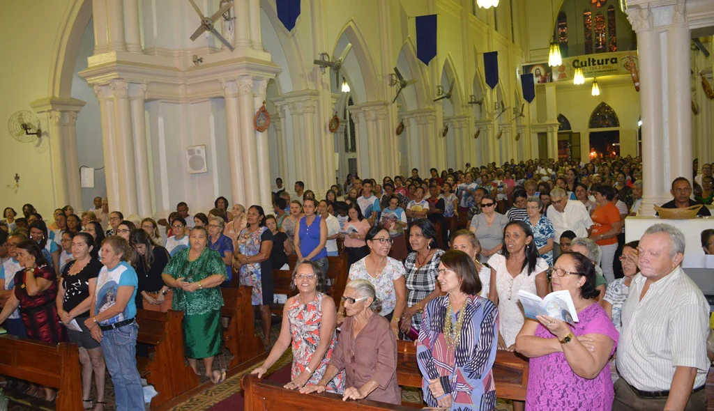 Católicos lotam a Igreja Catedral