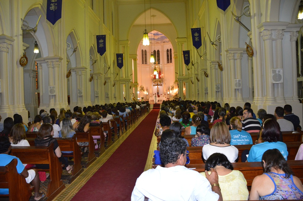 Devotos lotam a igreja em todas as celebrações