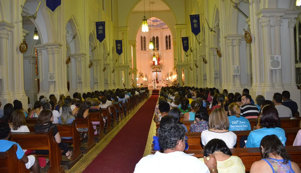 Devotos lotam a igreja em todas as celebrações