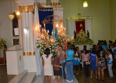 Fiéis reverenciam imagem da Padroeira