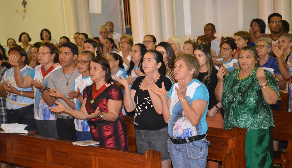 São muitas as demonstrações de fé durante a celebração