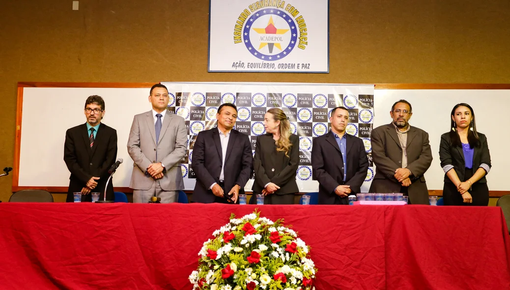 Mesa de abertura do evento