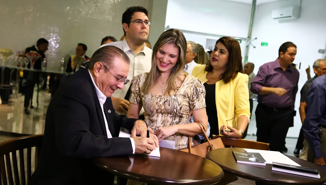 Autografando os Livros  