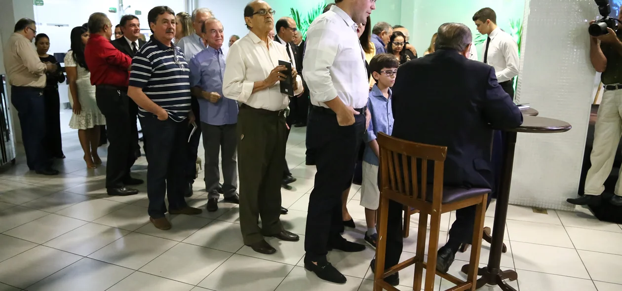 Fila para autografo do Livro 