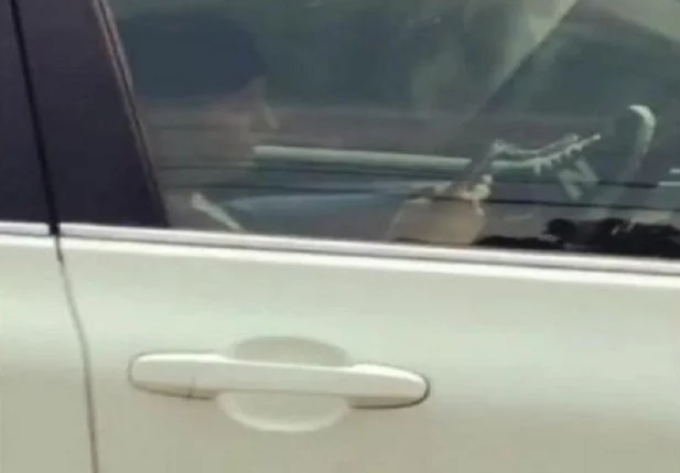 Motorista dirige com os pés