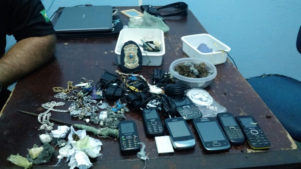 Objetos e drogas encontrados na penitenciária de Parnaíba