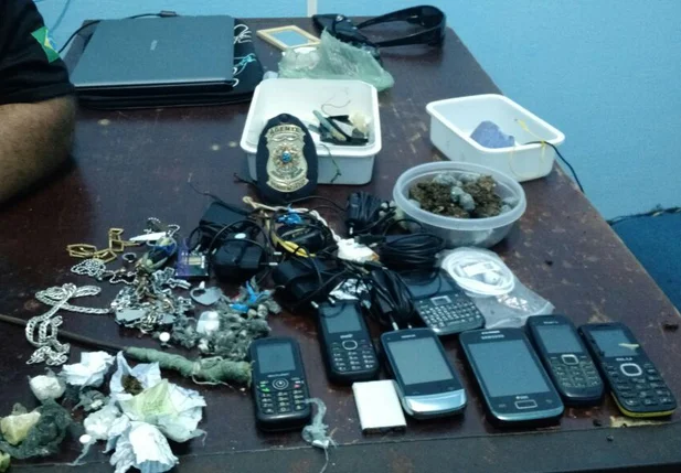 Objetos e drogas encontrados na penitenciária de Parnaíba